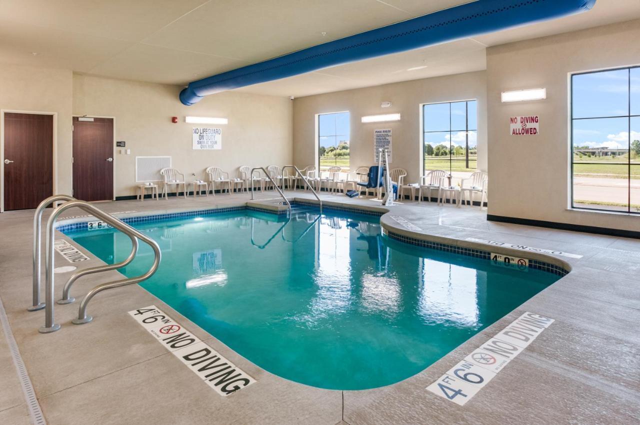 Cobblestone Hotel & Suites Appleton International Airport Neenah Exterior photo