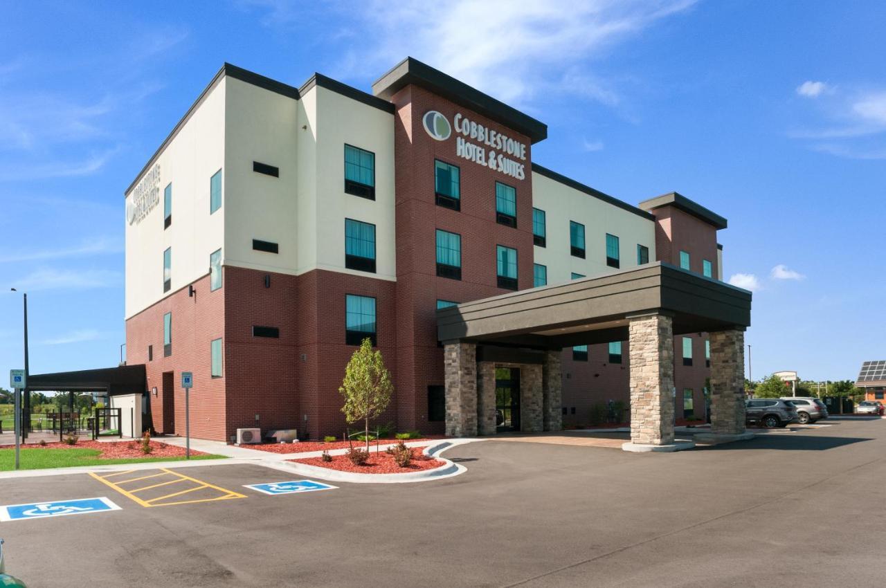 Cobblestone Hotel & Suites Appleton International Airport Neenah Exterior photo